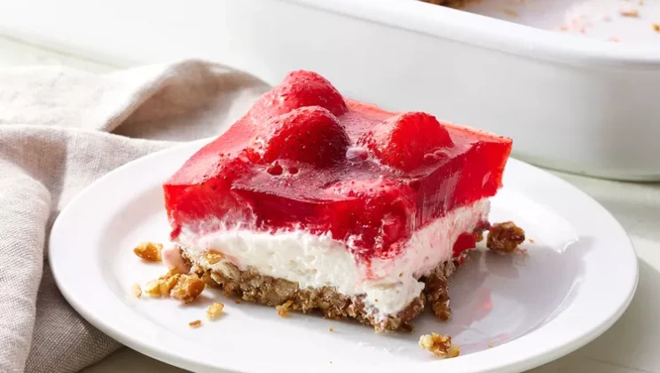 Recipes, Dinners and Easy Meal Ideas – Strawberry Pretzel Salad