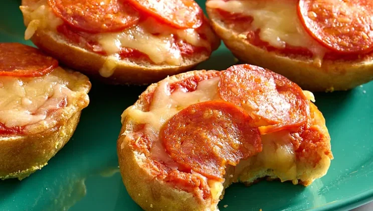 How to Make Delicious Easy Mini Bagel Pizzas — Quick & Easy!