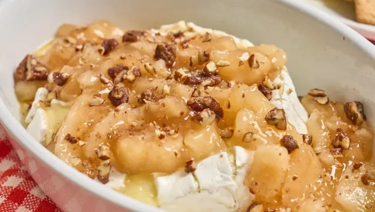 How to Make the Perfect Apple Pie Baked Brie at Home